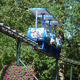 Le monorail au parc d'attraction le pal